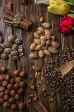 Badem, muscat, fındık ve çam fıstığı Lale ile karanlık bir arka plan