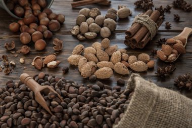 Çam fıstığı, badem, fındık ve muscat bir ahşap tahta üzerinde