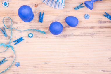 Paskalya yumurtaları şeritler, düğme ve clothespegs ile bir destek 