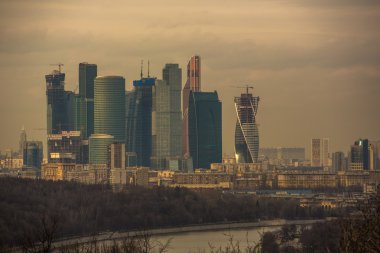 Bir sis yüksek binalar