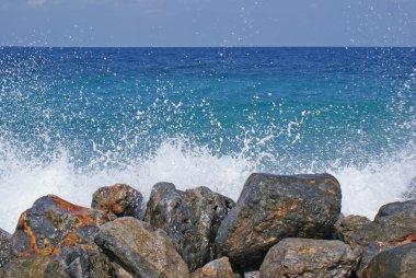 Dalgalar büyük gri taş hakkında mücadele