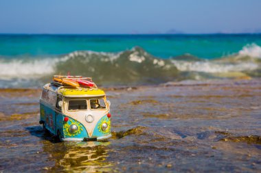 Bazik adada dalgalar deniz arasında