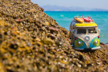 Dağ, taş ve kum arasında kenarında bazik