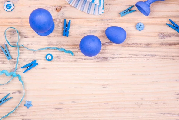 Paskalya yumurtaları şeritler, düğme ve clothespegs ile bir destek 