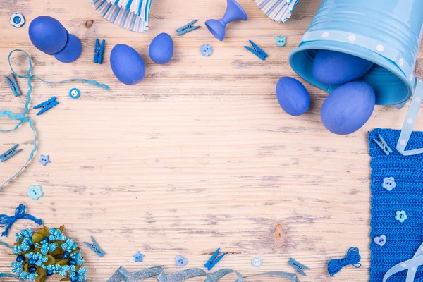 Paskalya yumurtaları bir kova ve şeritler, düğme ve clothespegs ile bir destek