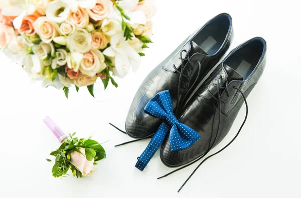 Los zapatos del novio con una mariposa azul, un ojal y un ramo de novia — Foto de Stock