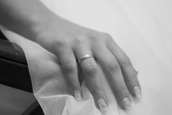 La mano de la novia con un anillo — Foto de Stock