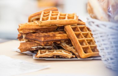 Bir tepe üzerinde bir destek yalan Belçika gofret