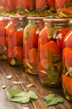 Kutular Frenk üzümü yaprakları ve at-turp kökü ile domates