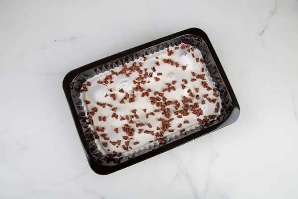 Profitroli Mousse Plombir Mit Schokoladenbrösel Einem Tablett Mit Deckel — Stockfoto