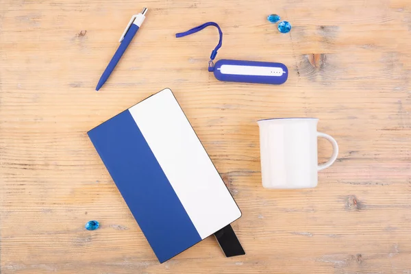 Mango Azul Cuaderno Blanco Con Taza Blanca Cargador — Foto de Stock