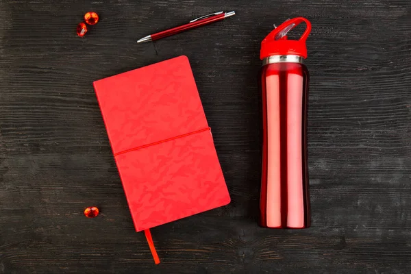 Cuaderno Rojo Set Con Termo Asa — Foto de Stock