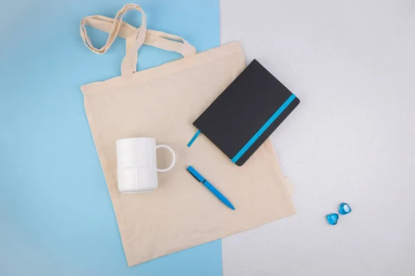 Bolso Trapo Blanco Con Cuaderno Negro Asa Azul Taza Blanca — Foto de Stock
