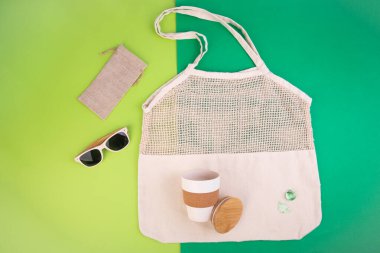 Çantasında cam ve gözlük olan ağlı bir yaz çantası.