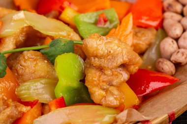 Kızarmış et, sebze ızgara, sebze ve fasulye ile servis edilir.