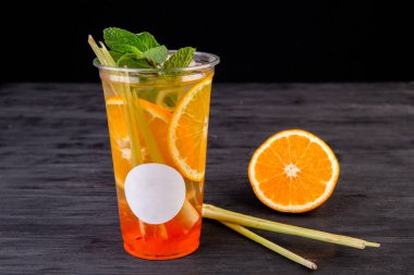 Portakal ve nane yapraklı limonata.