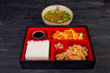 Sebzeli et, pilav, sos ve sebzeli çorba.