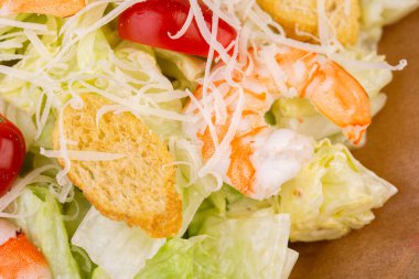 Karides ve rendelenmiş peynirli Sezar salatası