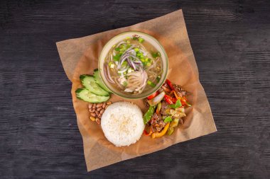 Tavuk çorbası, sebzeli haşlanmış et, pirinç ve salatalık.