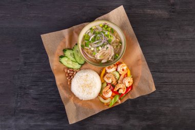 Susamlı ve sebzeli haşlanmış karides, pirinç ve sebzeli et çorbası.