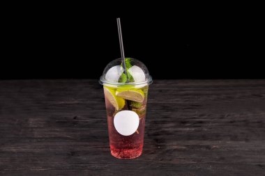 limonata ile limon, nane, buz