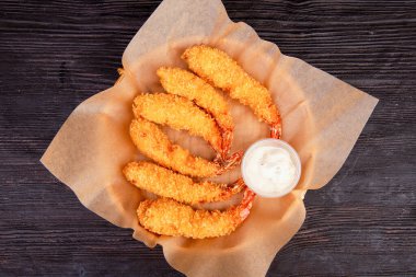 Ekmek kırıntılarında karides, krema sosuyla kızartılmış.