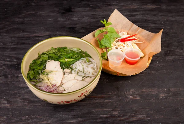 Sopa Con Pollo Cebolla Fideos Arroz Verduras Servida Con Brotes —  Fotos de Stock