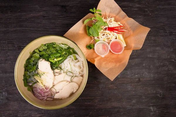 Sopa Peru Servida Com Macarrão Arroz Verduras Frescas Cebola Vermelha — Fotografia de Stock