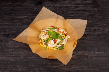 Taze salatalıklı salata, taze avokado, fıstık, karides, sebzeli.