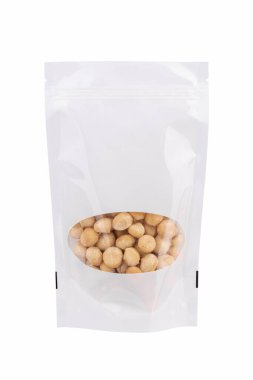 beyaz bir paket çiğ macadamia fındığı