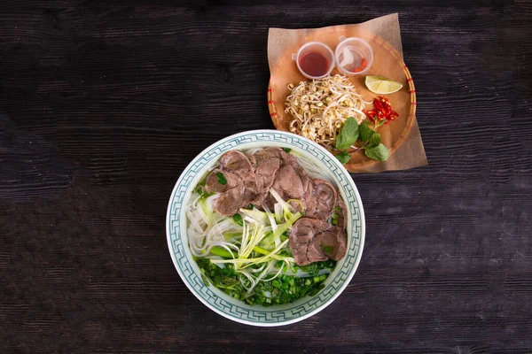 Carne Hervida Con Caldo Fideos Arroz Verduras Picadas Brotes Soja —  Fotos de Stock