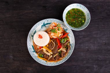 Haşlanmış sebzeli gulaş, taze lahana, haşlanmış pirinç, tavuk çorbası ve doğranmış yeşillik.