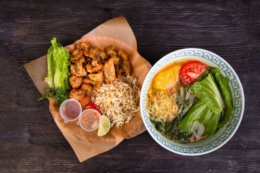 Ananas, pirinç, marul yaprağı ve domatesli çorba. Kızarmış et, biber ve limonla satılıyor.