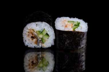  Unagi maki, füme yılan balığı, salatalık, susam.