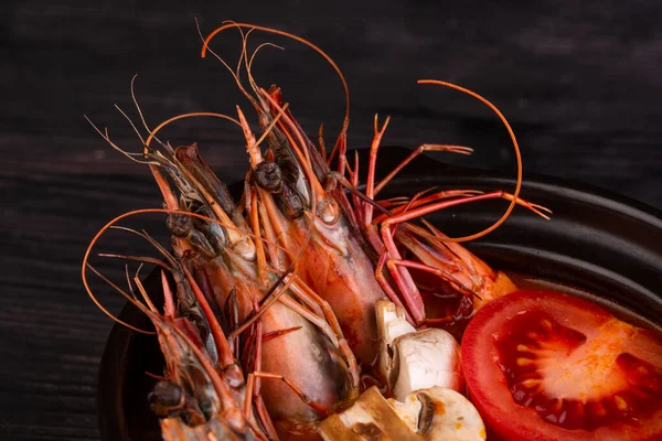 Crevettes Bouillies Dans Une Soupe Aux Tomates Champignons — Photo