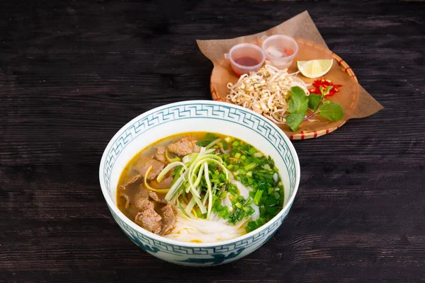 Sopa Con Trozos Ternera Fideos Arroz Cebolla Verde Lima Pimienta —  Fotos de Stock