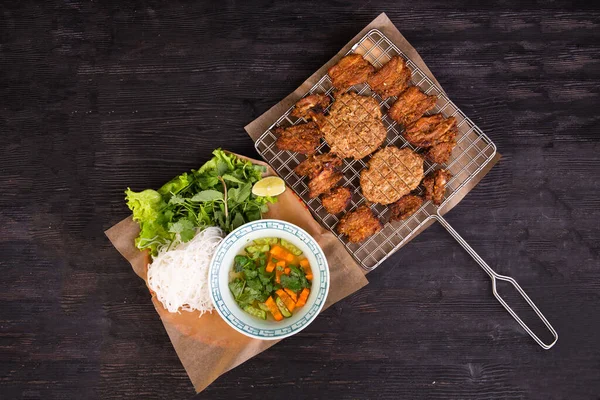 Grillat Stekt Kött Serverat Med Buljong Grönsaker Rubelgrönsaker Och Risnudlar — Stockfoto