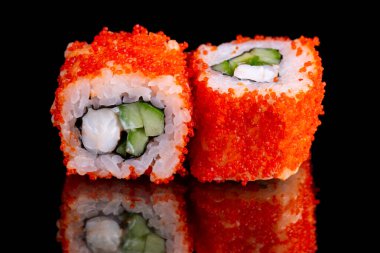 Roll California Ebi, havyar masago, taze salatalık, mayonez, kaplan karidesi