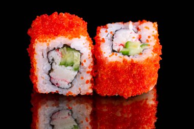 Roll California kani, havyar masago, taze salatalık, mayonez, kar yengeci