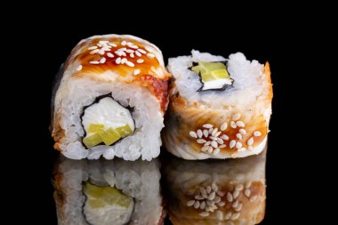 rulo Unagi onigara, unagi sosu, susam, krem peynir, Takuan, füme yılan balığı.