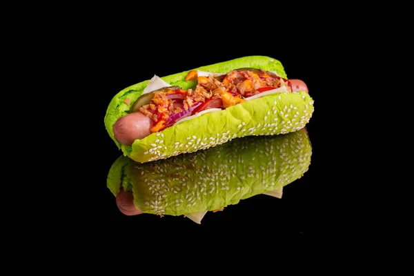 Hot Dogi Miedzi Kiełbasy Pomidora Ogórka Marynowanego Topionego Sera Cebuli — Zdjęcie stockowe