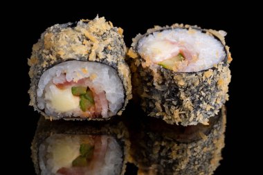 Euro tempura rulo, pastırma, mozzarella peyniri, salatalık, barbekü sosu