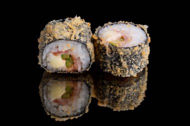 Sıcak avro ruloları, mozzarella peyniri, taze salatalık, pastırma, barbekü sosu.