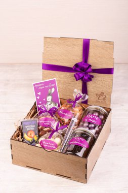 Moskova, Rusya - 08 / 17 / 2020: hediye seti, şekerli, kurutulmuş meyve, fındıklı, ahşap bir kutuda leylak yaylı