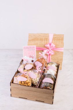 Moskova, Rusya - 12 / 07 / 2020: fındıklı hediye, çay, lokum, kurutulmuş meyve, pembe fiyonklu ahşap bir kutuda, kartpostal