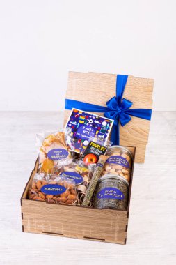 Moskova, Rusya - 12 / 07 / 2020: hediye seti, ahşap kutu, badem, ananas, çikolata, çay, kartpostal, mavi fiyonklu