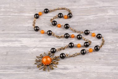 Siyah akik boncuklu ve eski kehribar boncuklu klasik bronz kolye.