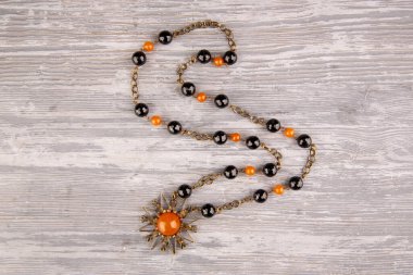 Siyah akik boncuklu ve eski kehribar boncuklu klasik bronz kolye.