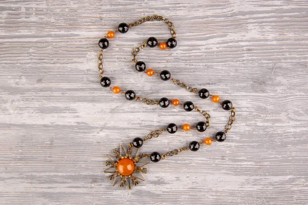 Siyah akik boncuklu ve eski kehribar boncuklu klasik bronz kolye.