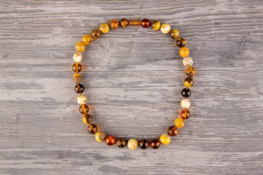 Koleksiyon boncukları farklı tonlarda doğal kehribar topları (kraliyetten karanlık işlenmemiş))